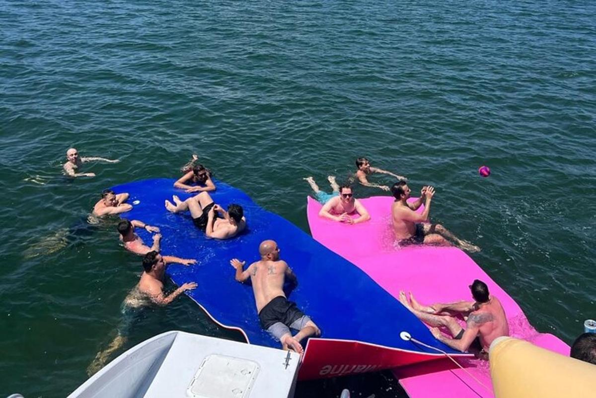 skupina lidí ve vodě na plachetnici