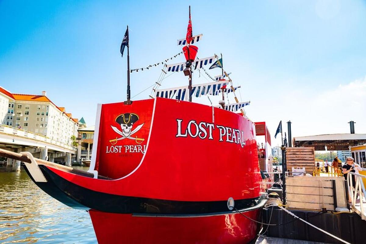 Un barco rojo está atracado en un muelle