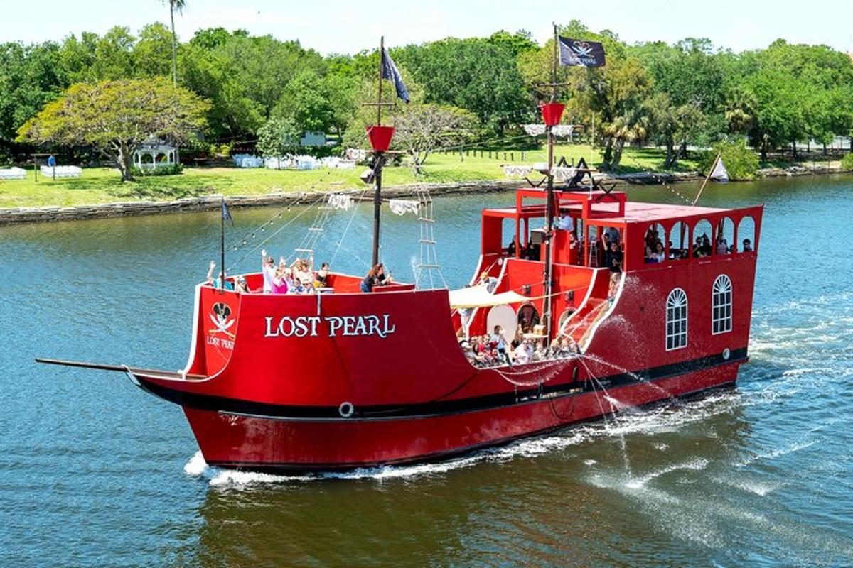 Un barco rojo perdido en el muelle en el agua