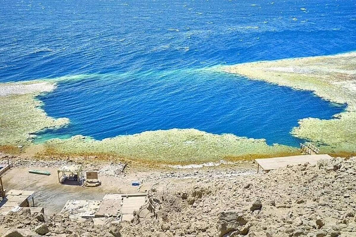 eine Luftaufnahme einer Insel im Ozean