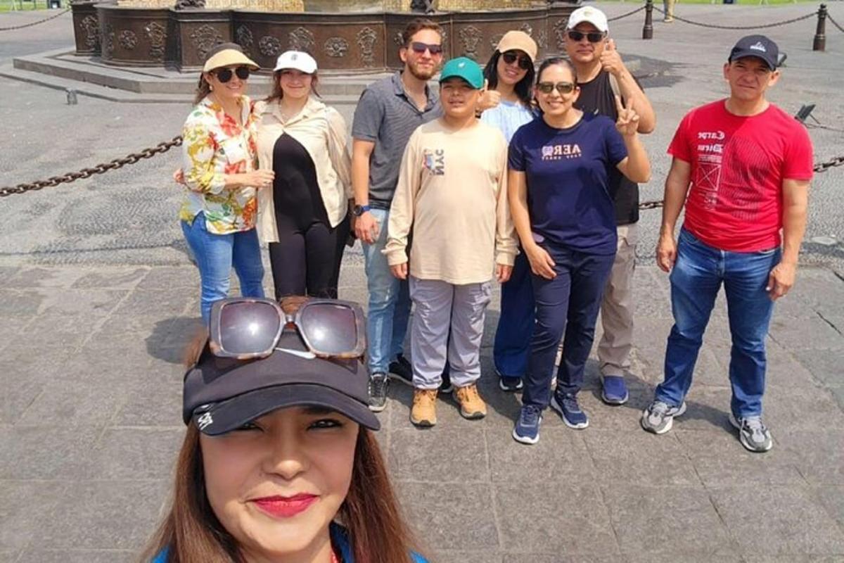 grupp inimesi, kes poseerivad pildi jaoks