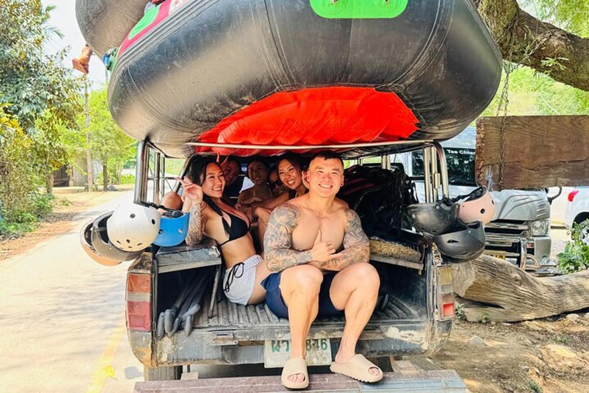 grupp inimesi, kes istuvad auto tagaistmel