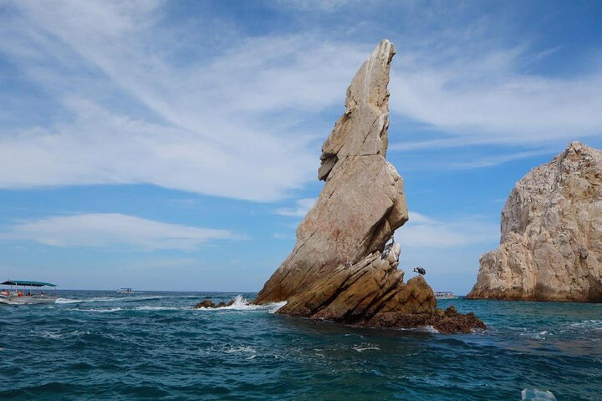 batu di lautan dengan tallolith di dalam air