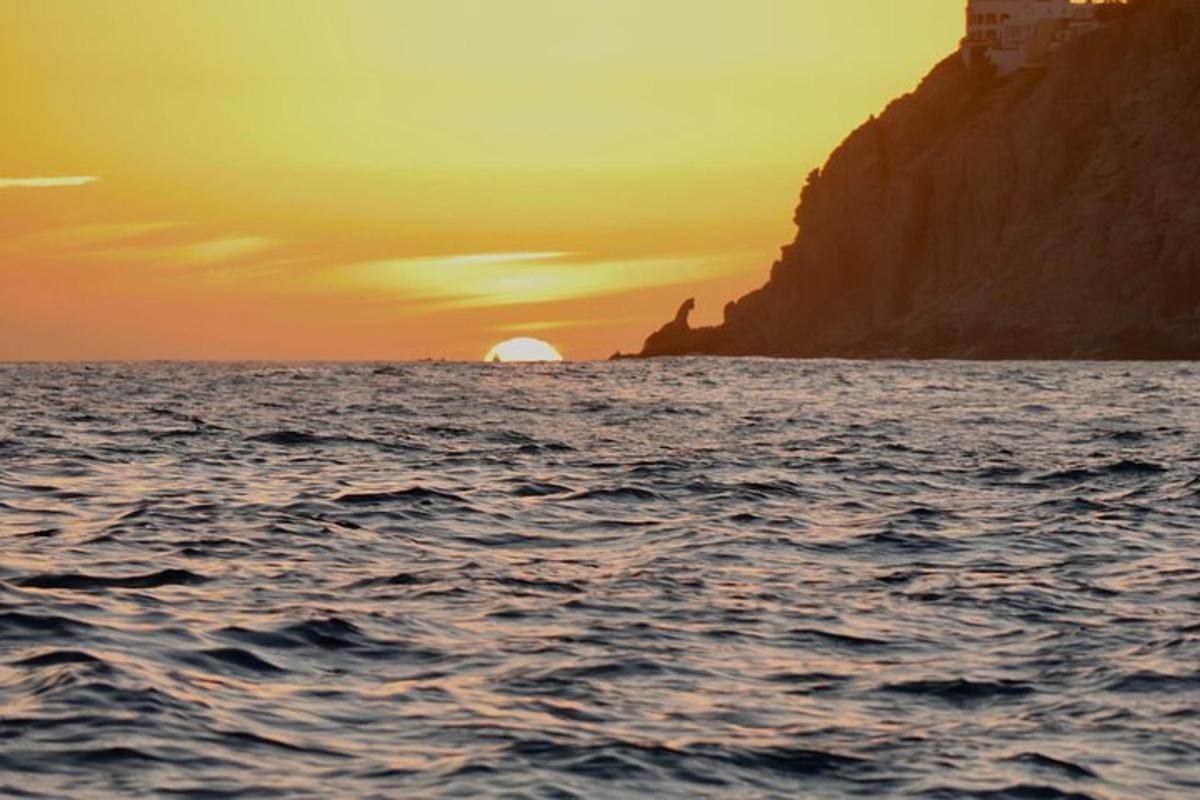 zachód słońca nad oceanem w pobliżu klifu
