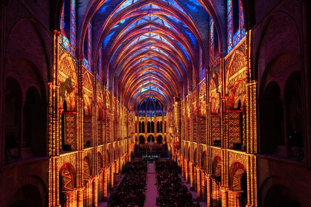 ein Flur in einer Kathedrale mit einer großen Decke