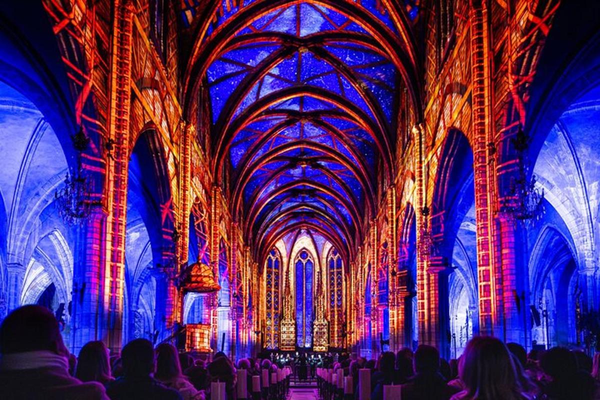 eine Gruppe von Menschen sitzt in einer Kathedrale mit bunten Decken