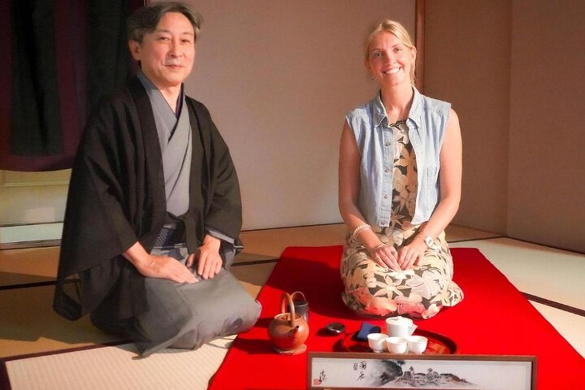 um homem e uma mulher sentados em uma mesa em meditação