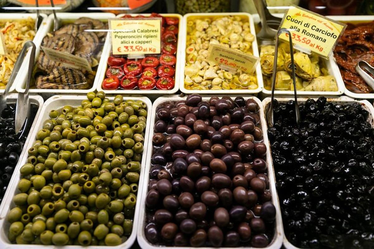 μια έκθεση με διάφορα είδη φρούτων και λαχανικών