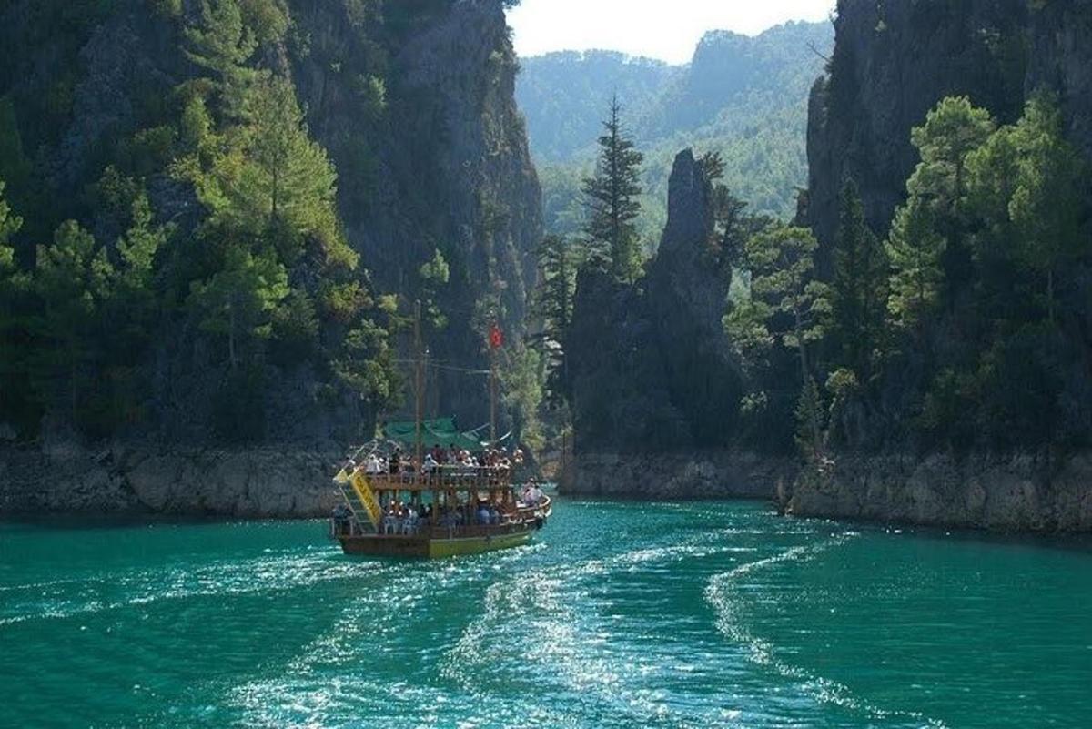 مجموعة من الأشخاص على متن قارب في نهر