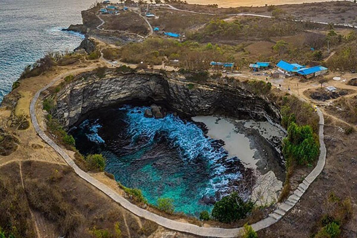 海洋中有一池水的岛屿