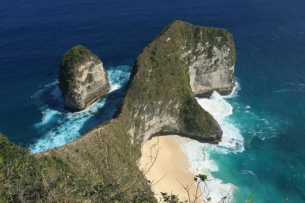 海上两块巨石的鸟瞰图