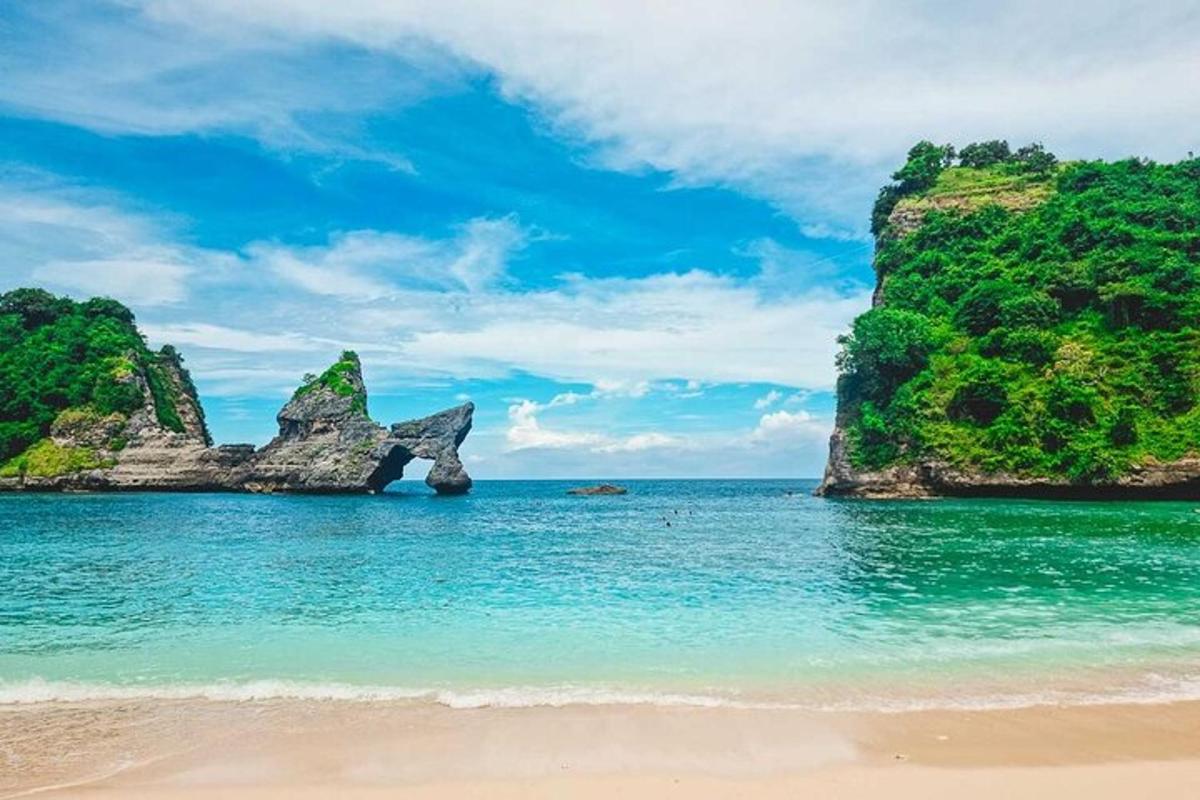 海滩与海洋中的岩石景观