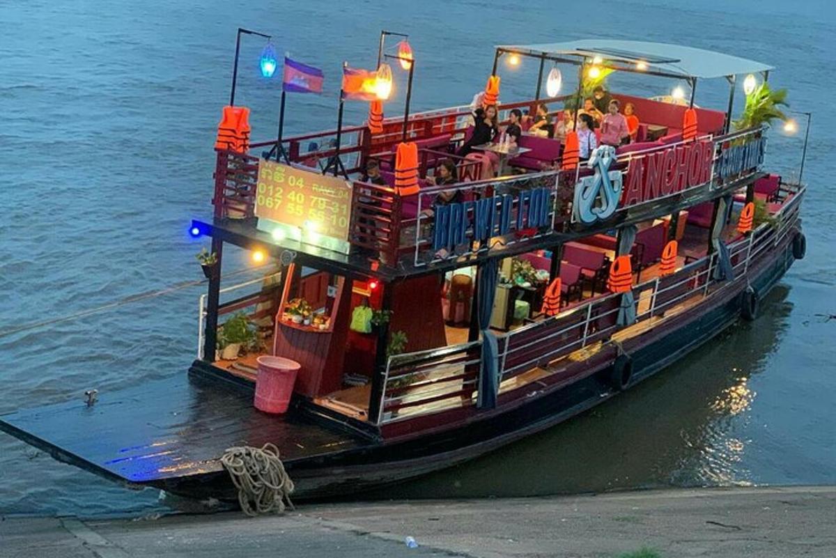 loď s restaurací na vodě