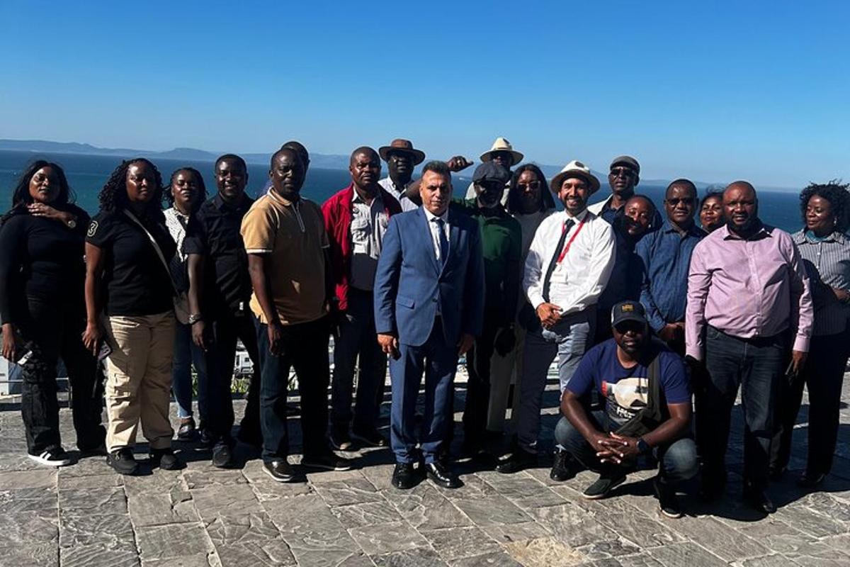 grupp inimesi poseerib pildi jaoks hoone katusel