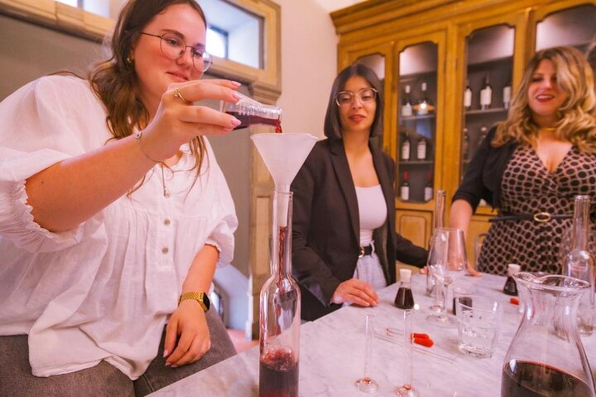 uma mulher em pé à mesa bebendo de uma taça de vinho