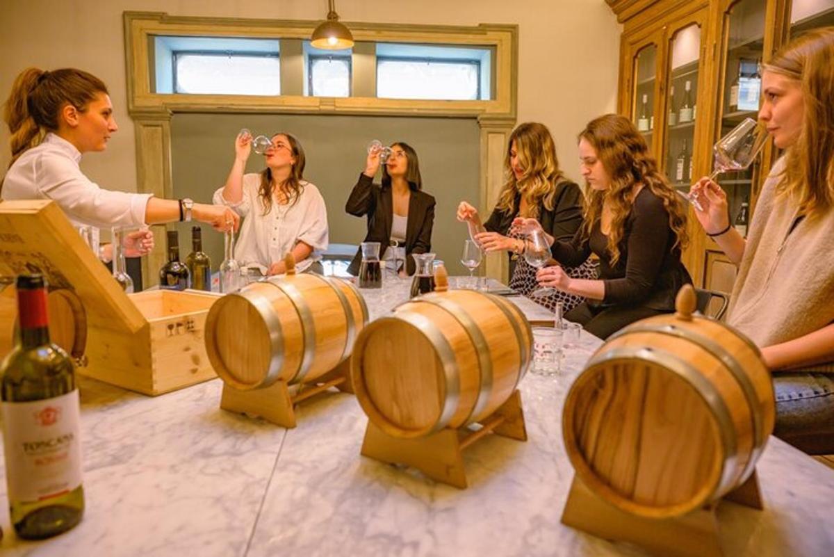 um grupo de mulheres sentadas ao redor de uma mesa com garrafas de vinho
