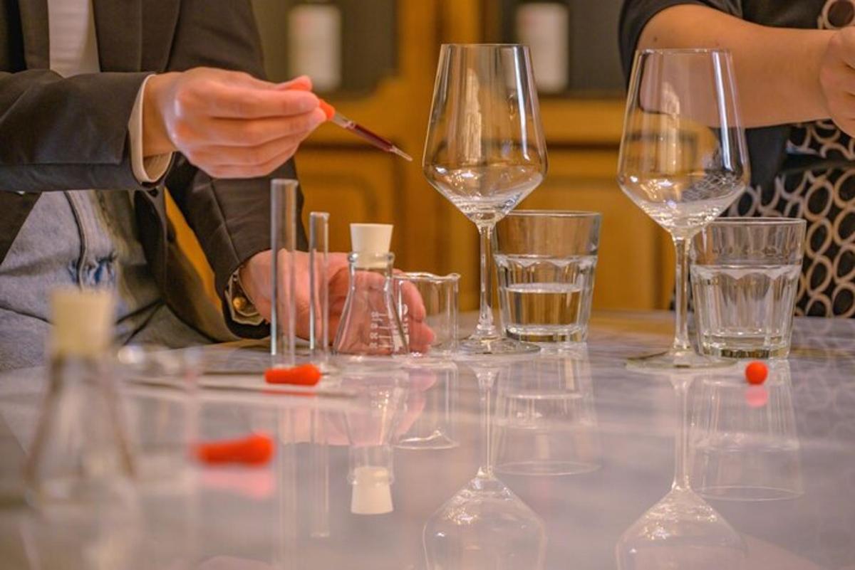 um grupo de pessoas sentadas à mesa com taças de vinho