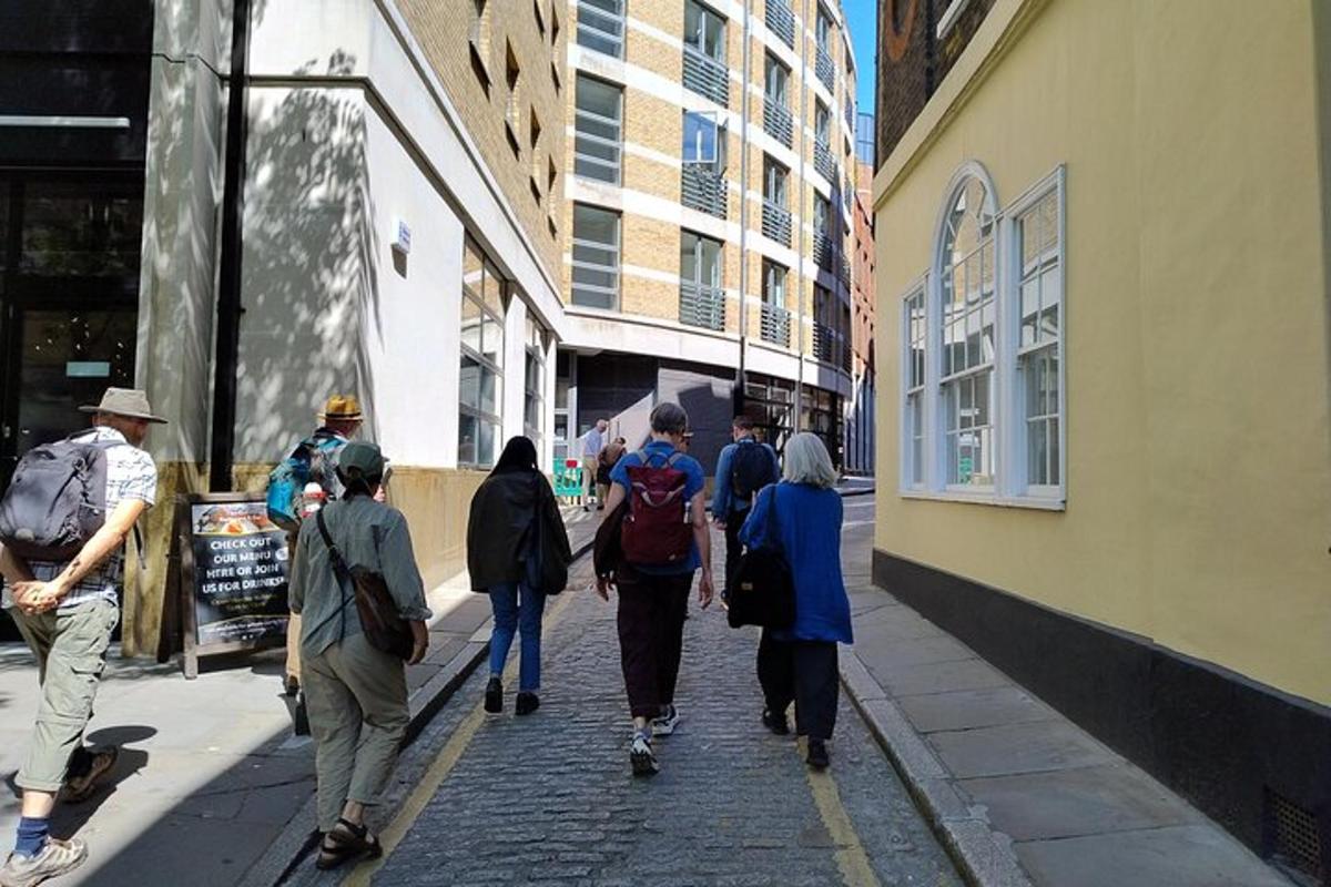 un grupo de personas caminando por una calle