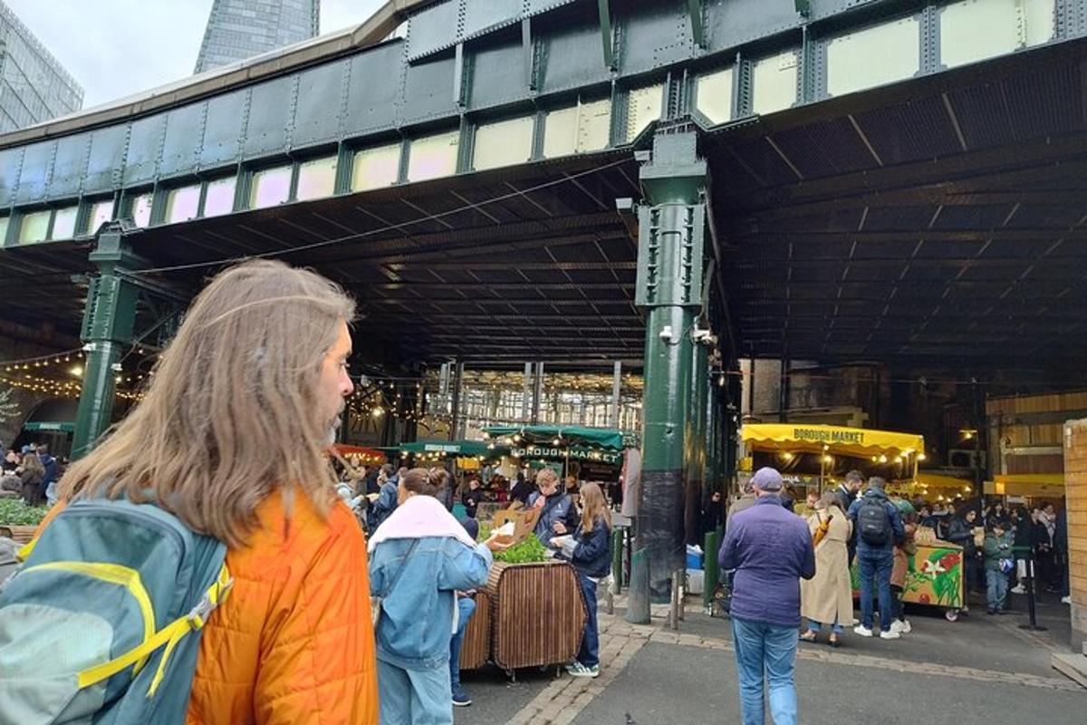 una multitud de personas caminando por un mercado