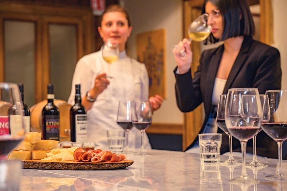 un bărbat și o femeie stând la o masă cu pahare de vin