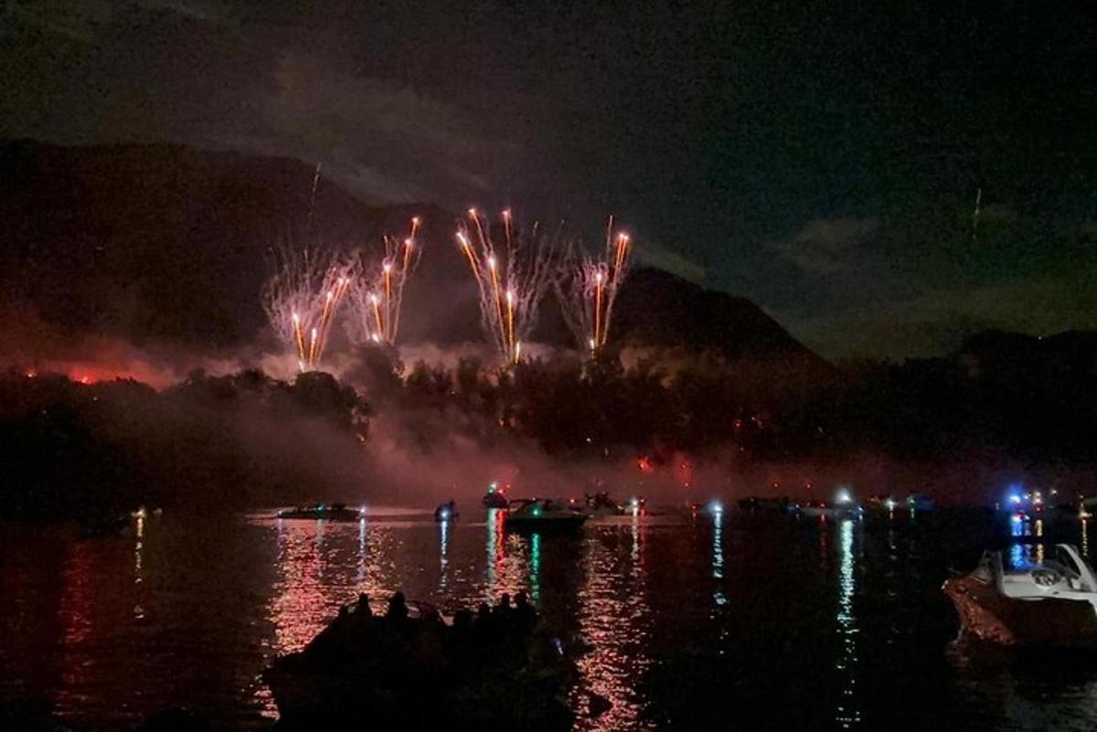 pertunjukan bunga api di atas air pada waktu malam