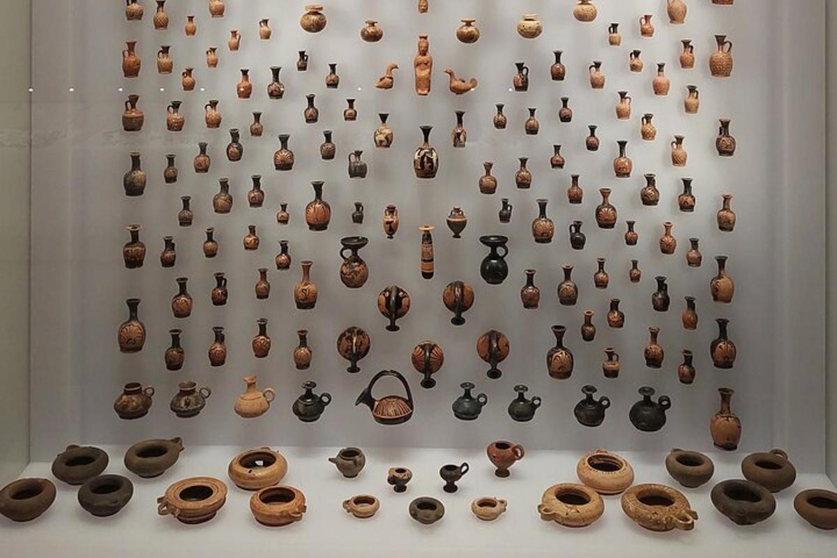 una mostra di vasi su una parete in un museo
