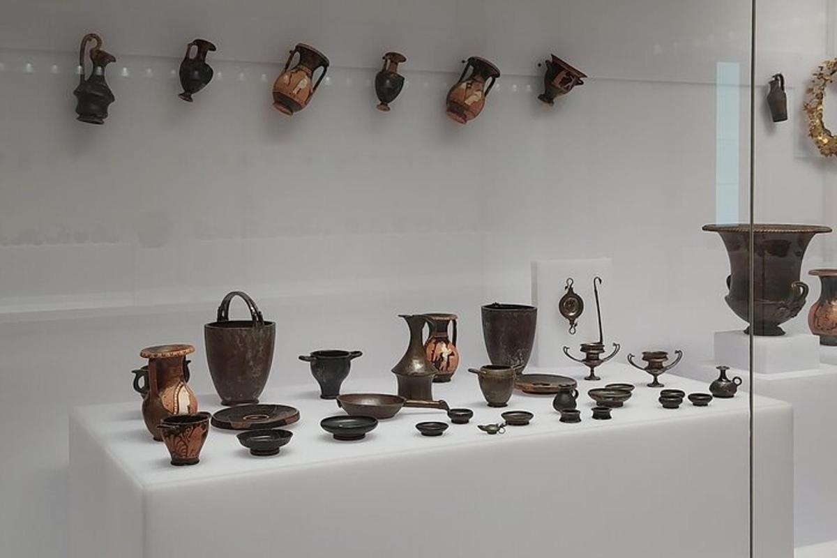 una mostra di vasi e altre ceramiche su uno scaffale