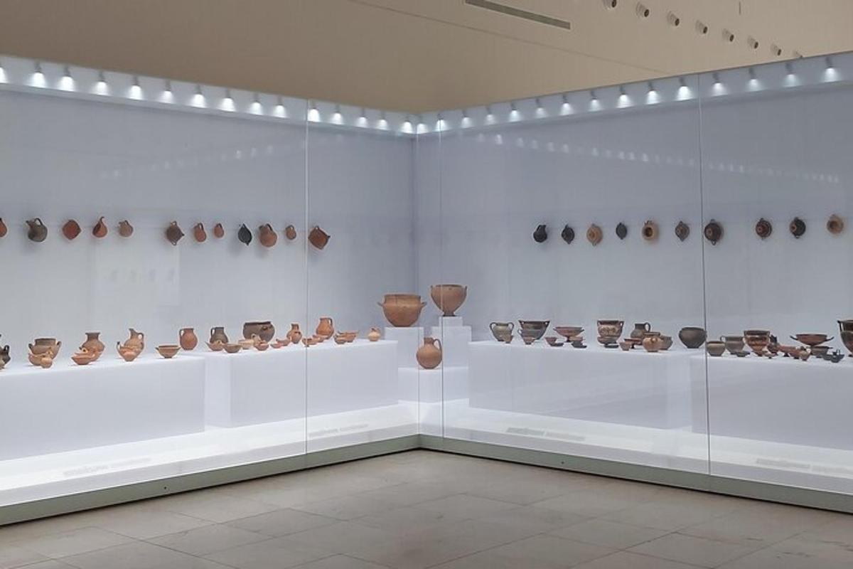 una mostra in un museo con ceramiche in mostra