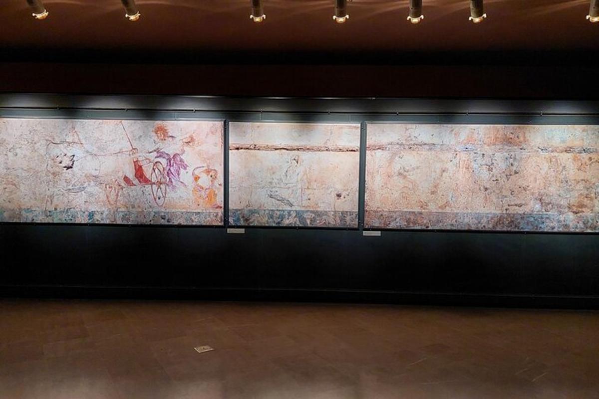 una stanza con un muro coperto di graffiti