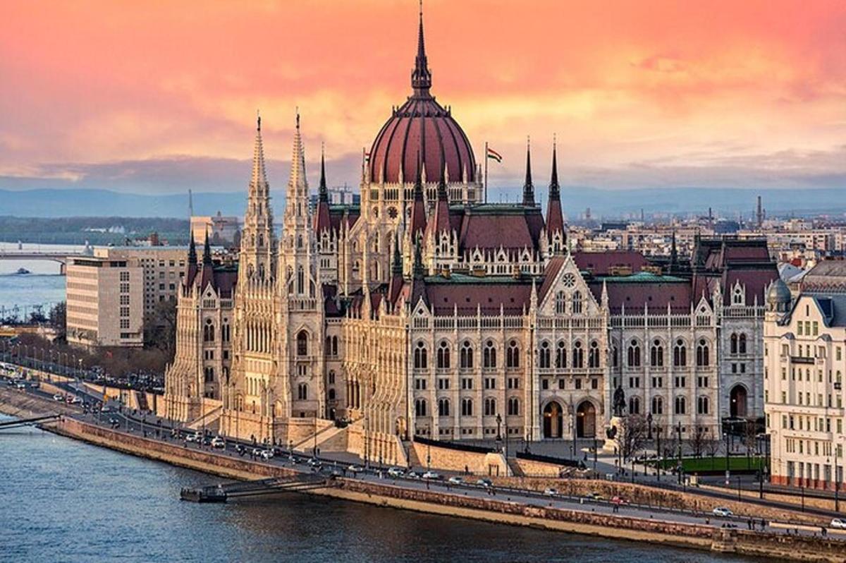 um grande edifício com uma ponte em frente à água