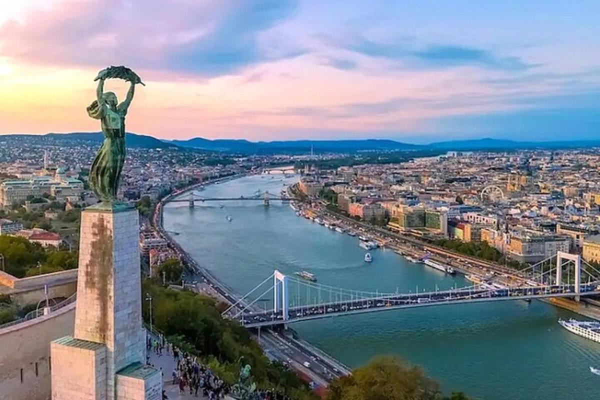 una statua di una donna in piedi in cima a un ponte