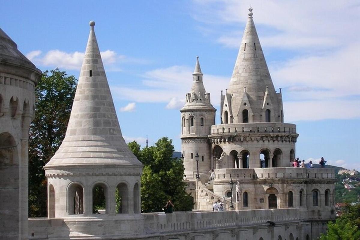 un edificio con tre torri in cima