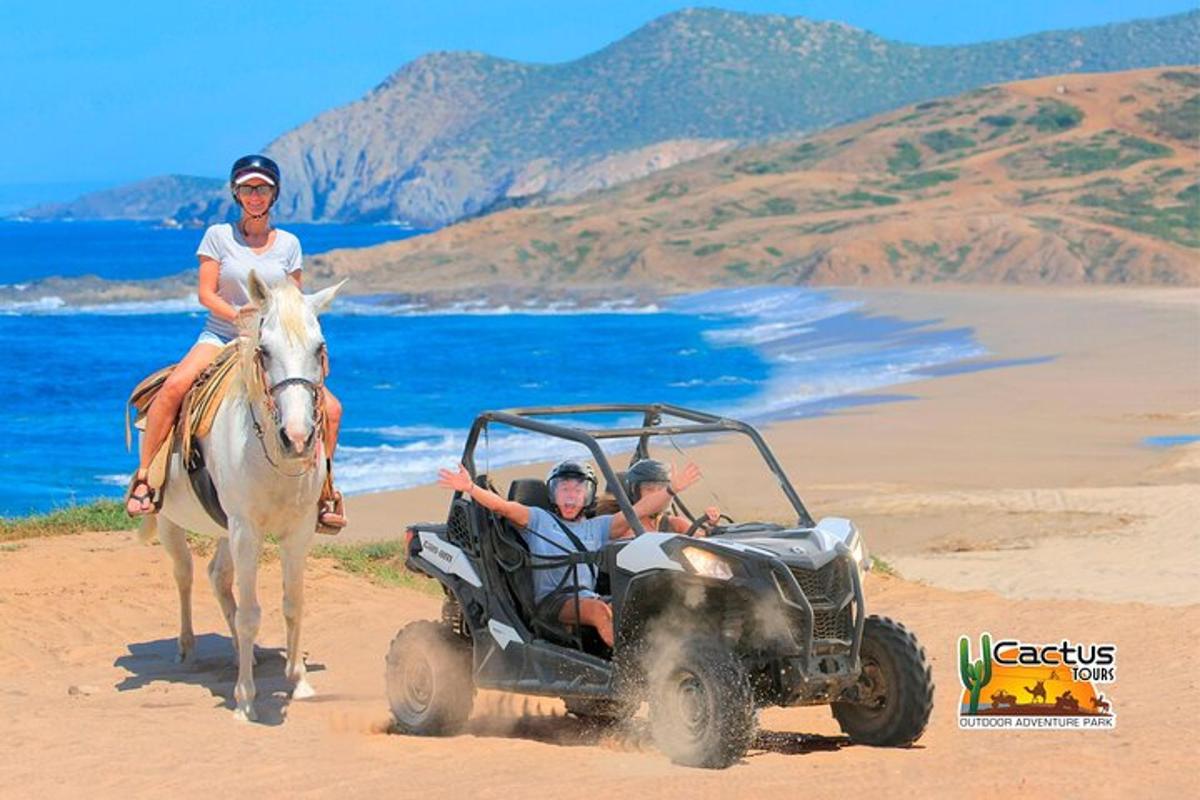 Egy nő lovagol és egy férfi ATV-n a strandon