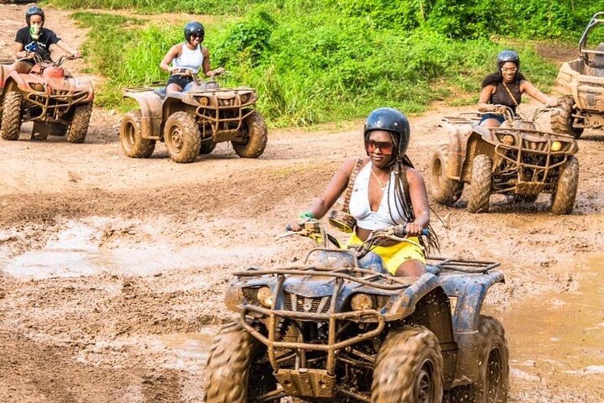 sekelompok orang mengendarai ATV di jalan tanah