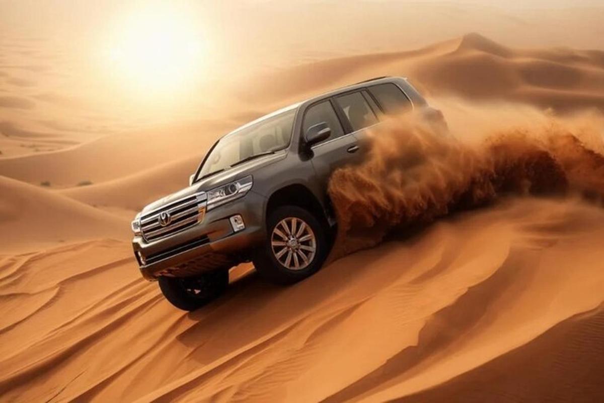 ein LKW, der im Sand in der Wüste fährt