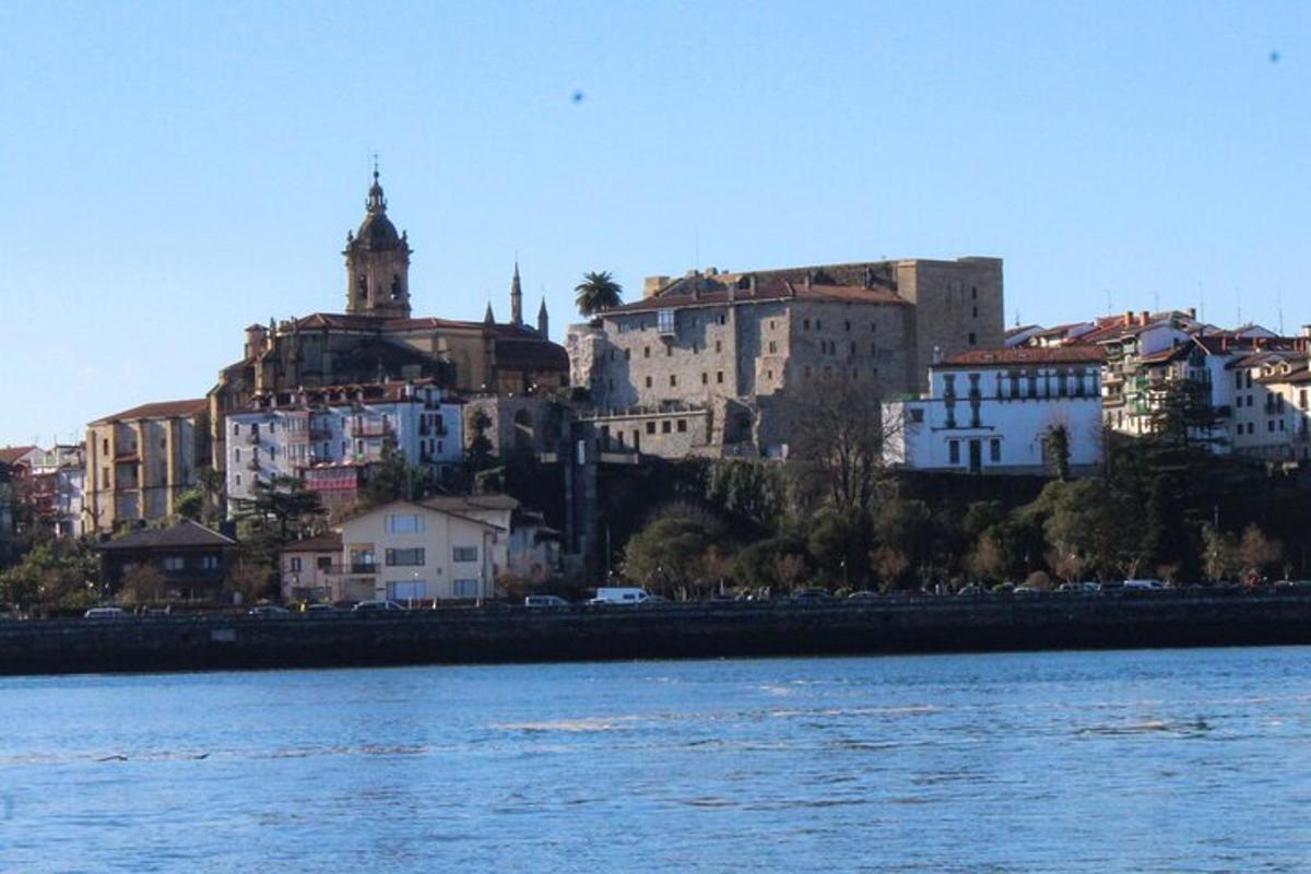 un grupo de edificios en una colina junto al agua