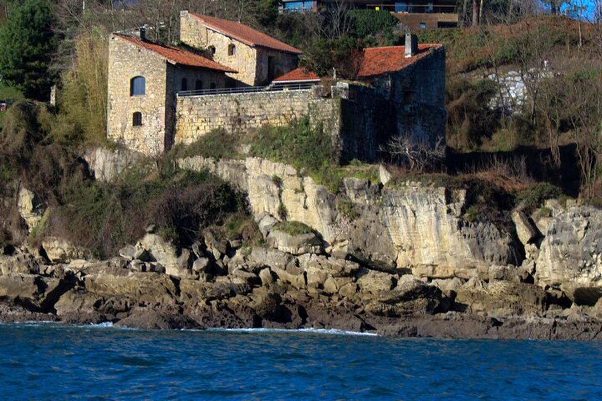 una casa en un acantilado rocoso junto al agua