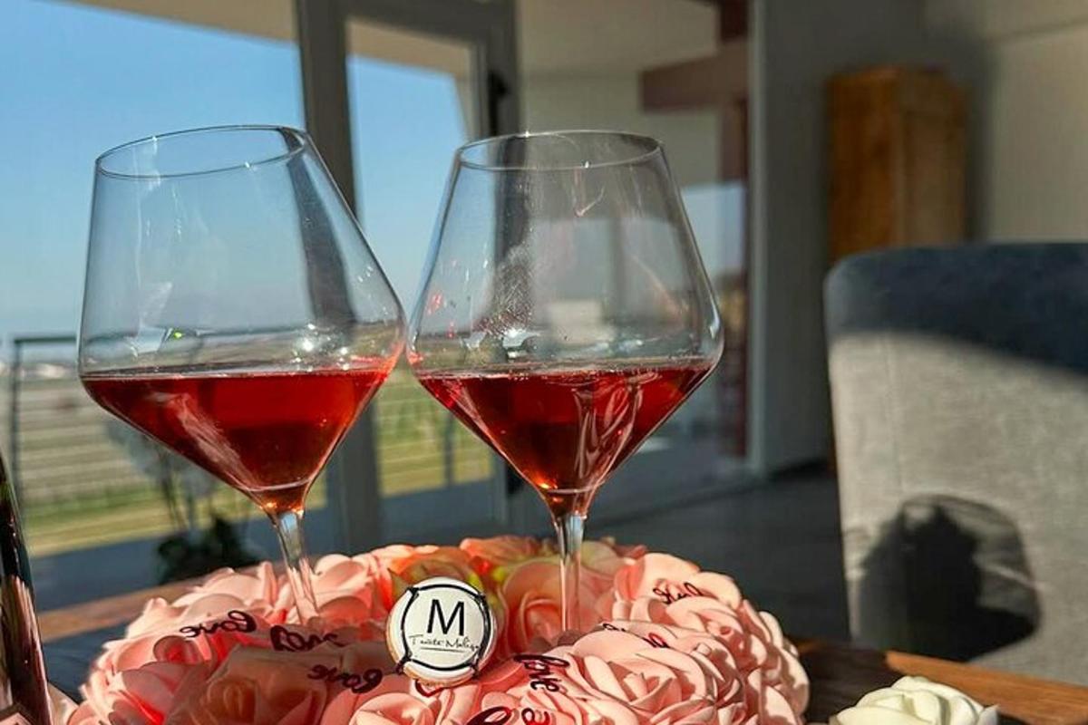 due bicchieri di vino appoggiati su un tavolo