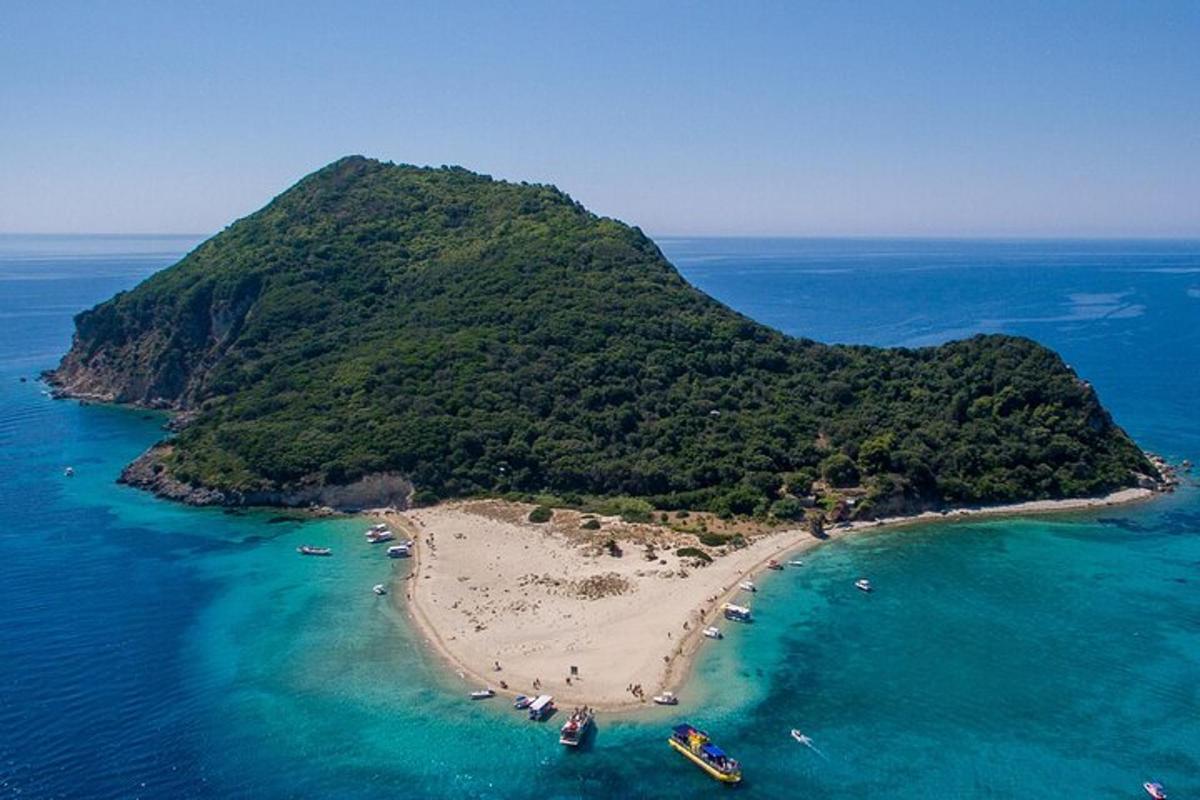un'isola nell'oceano con una spiaggia sabbiosa