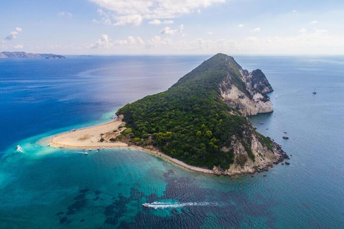 uma vista aérea de uma ilha no oceano