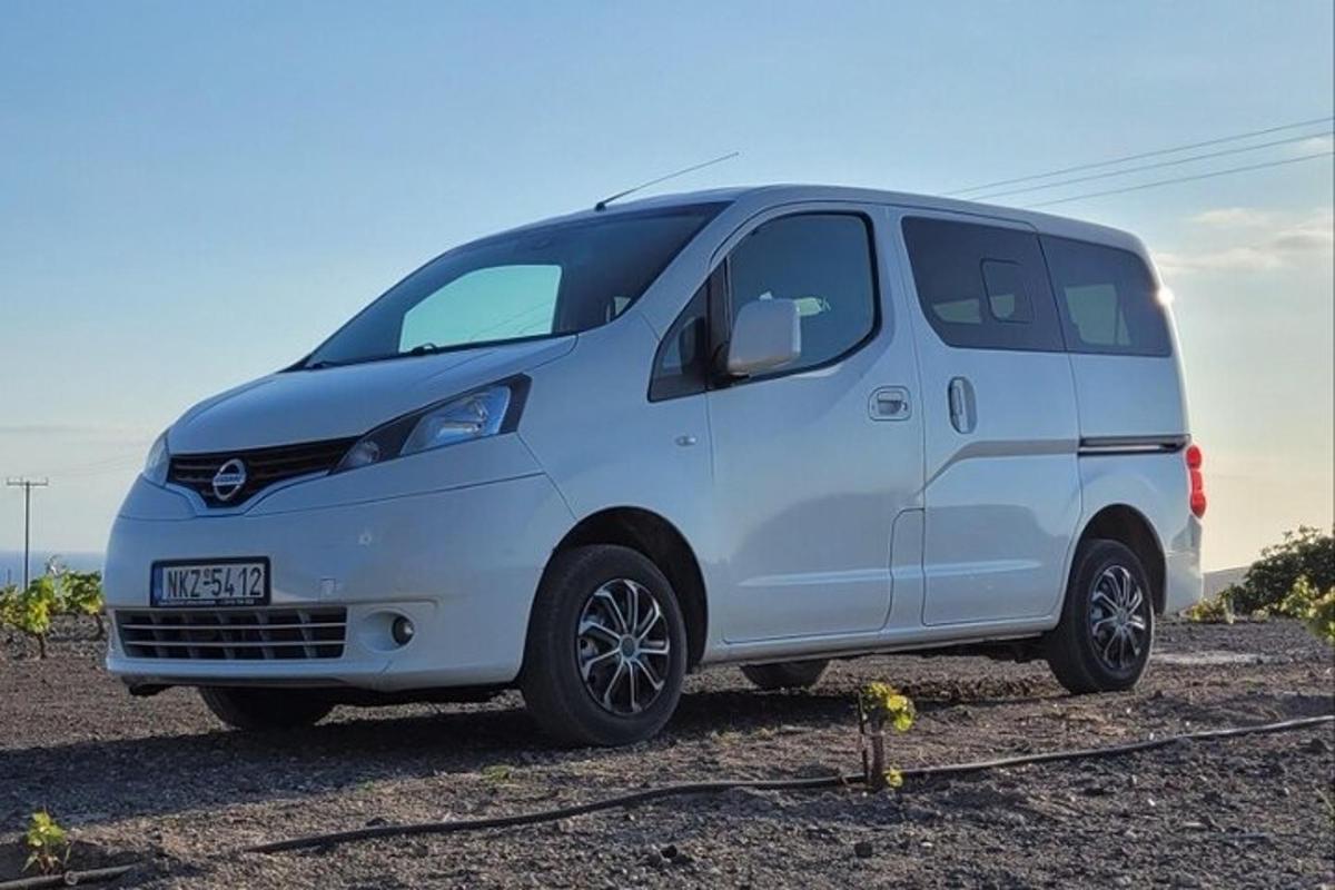 una furgoneta blanca aparcada a la vora d'una carretera