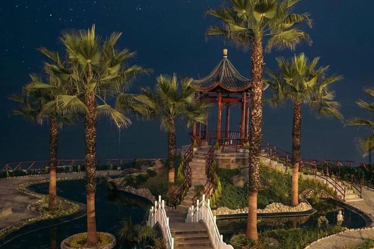 gazebo di taman dengan pokok palma