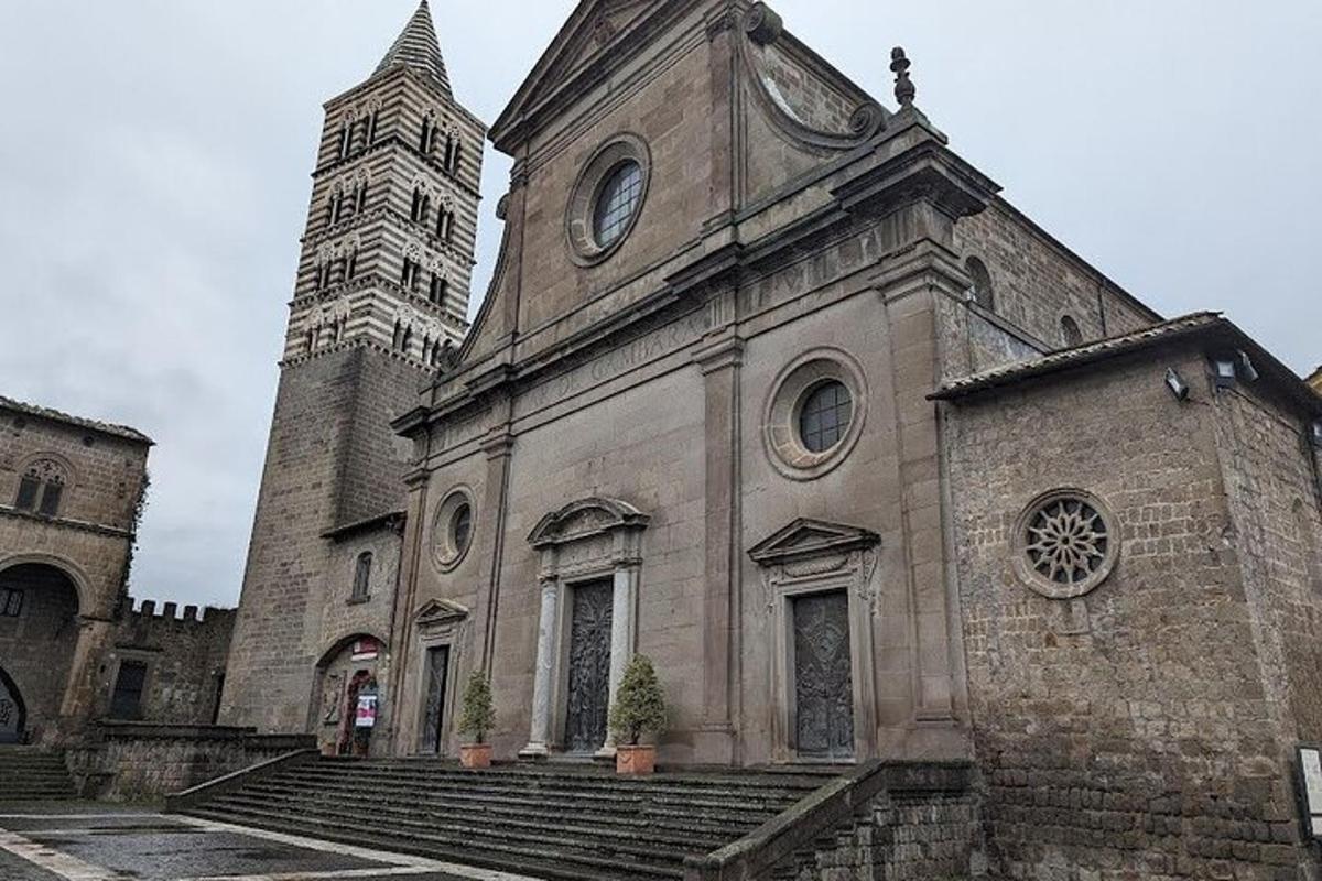 sebuah gereja batu lama dengan menara dan menara