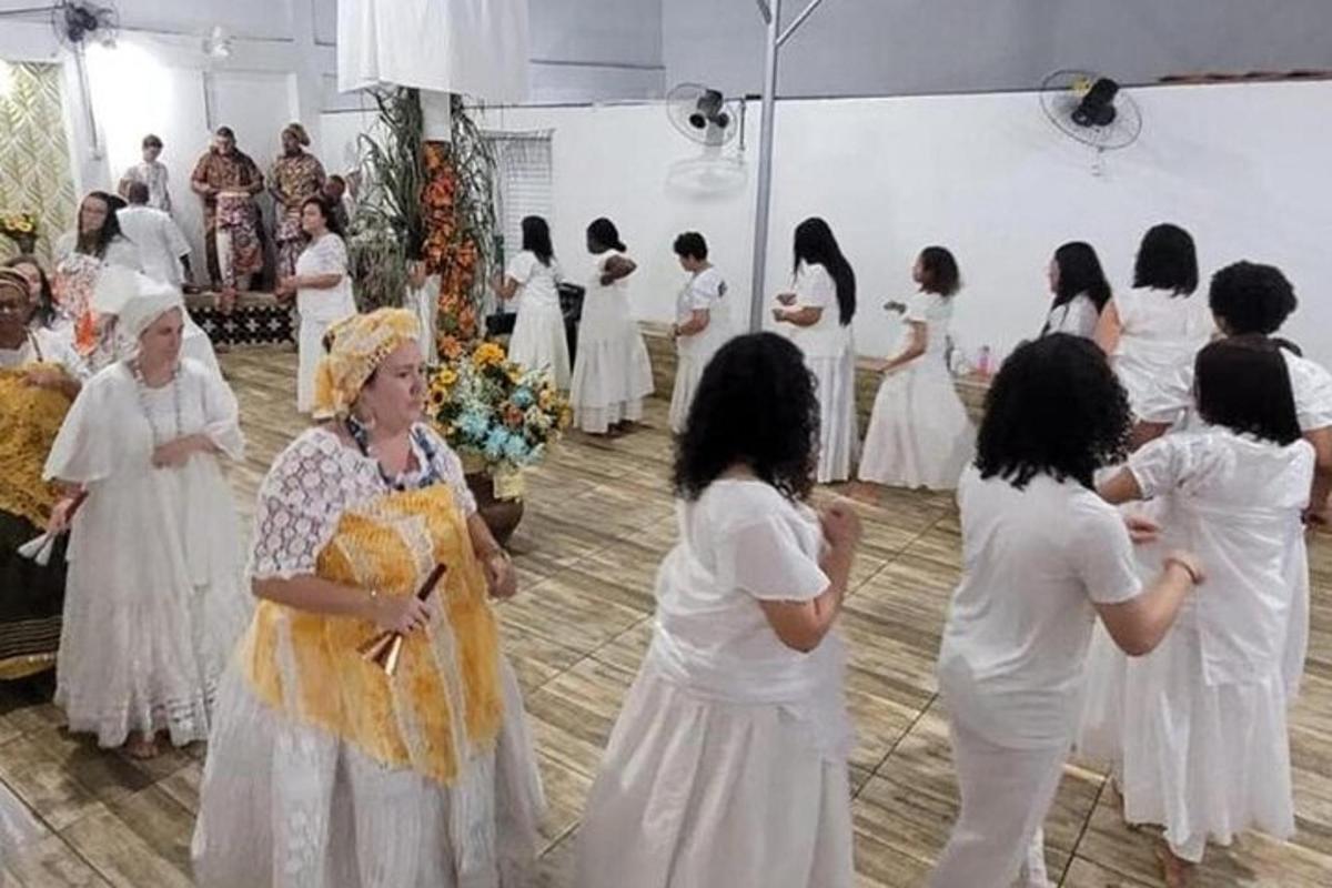 en gruppe kvinner som danser i en danseklasse