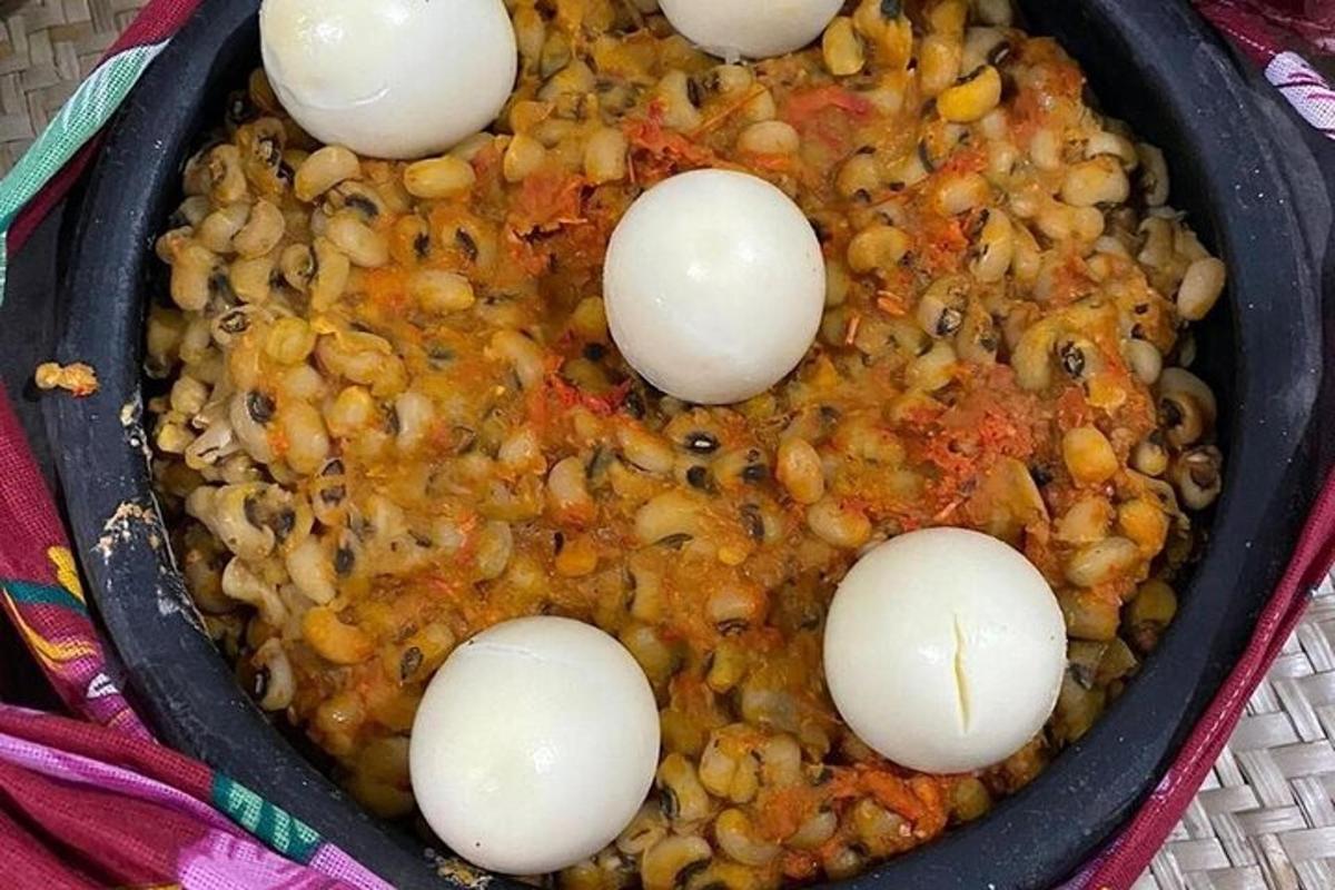 isang kawali na may mga itlog sa ibabaw ng isang ulam ng pagkain