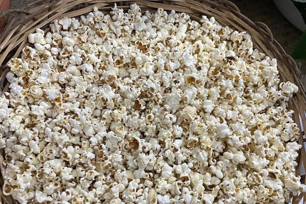 en stor kurv full av popcorn i