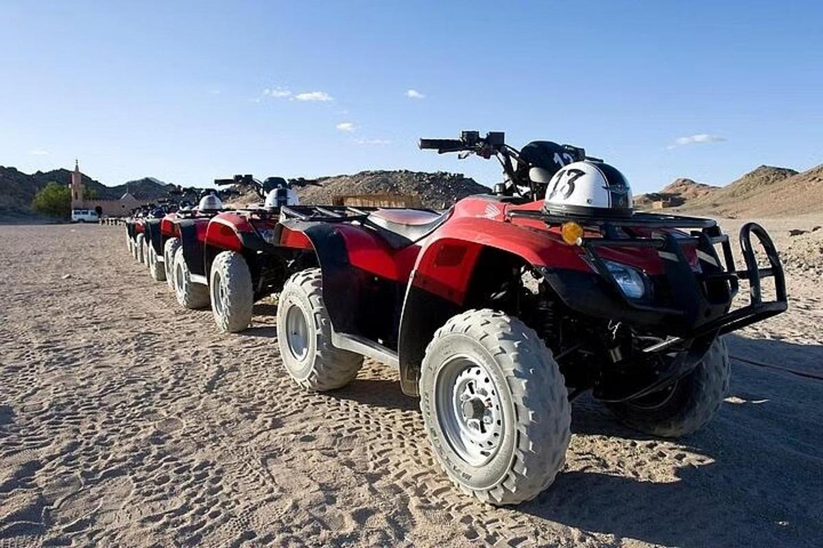 kõrbes pargitud ATV-de rida