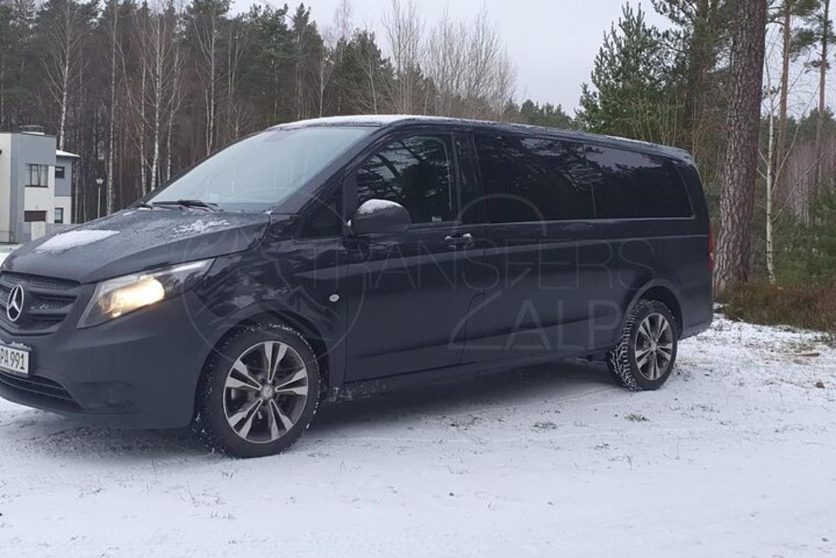 un furgone nero è parcheggiato nella neve