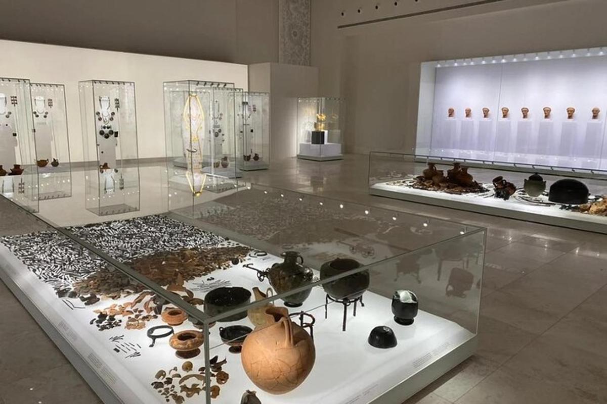 una vetrina in un museo con vasi e altri oggetti