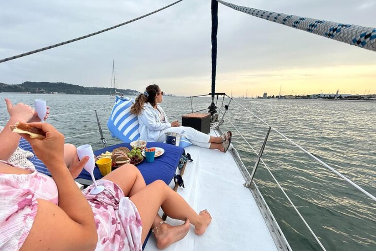 skupina lidí sedících na lodi ve vodě